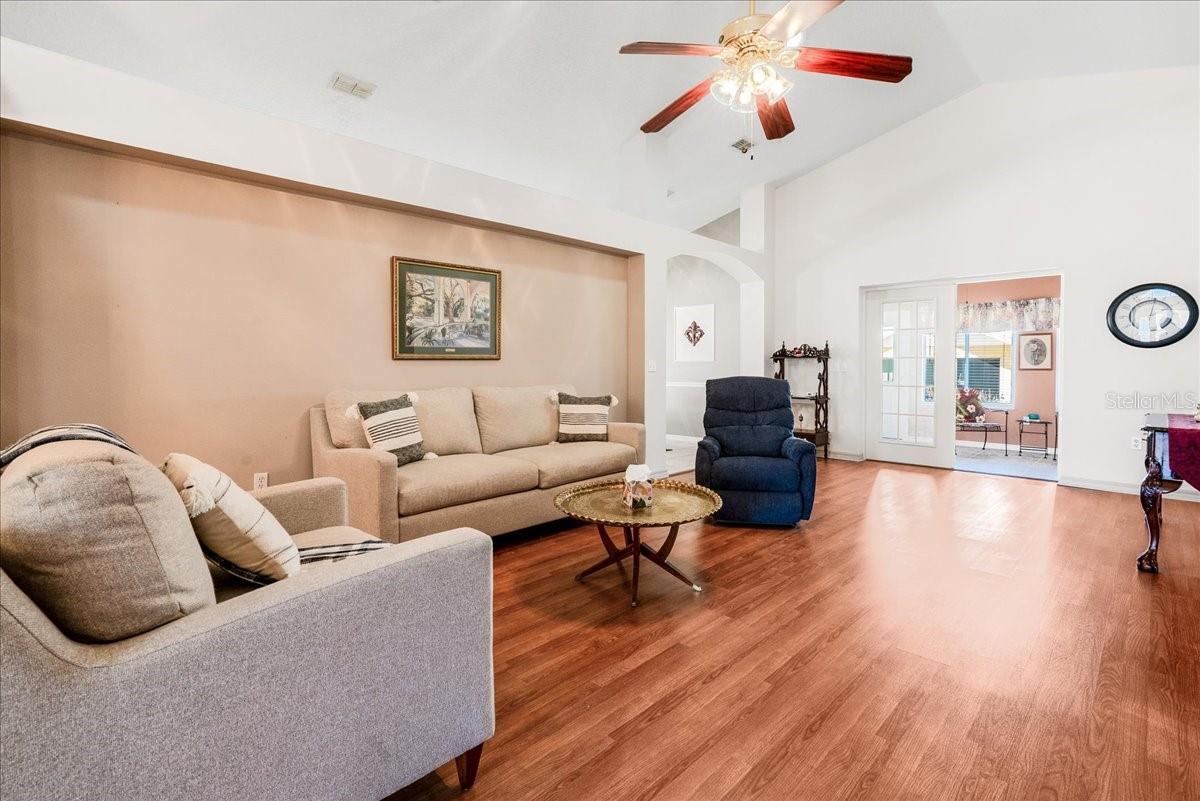 Image 14 of 37 For 120 Thornton Park Avenue