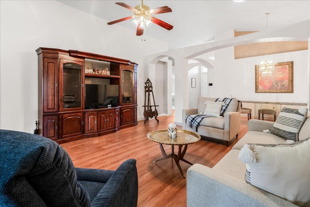 Image 15 of 37 For 120 Thornton Park Avenue