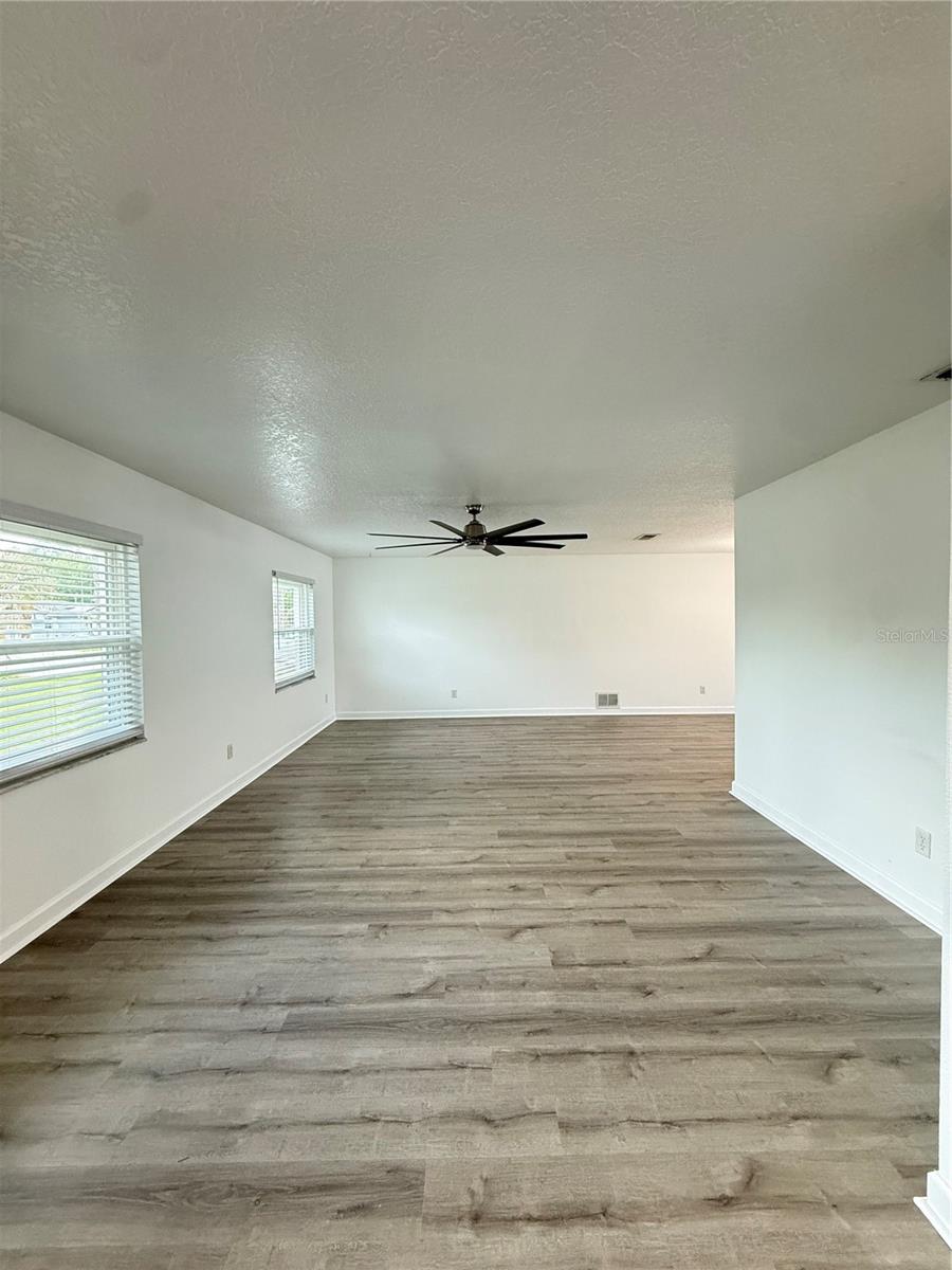 Image 3 of 31 For 1809 Paradise Drive