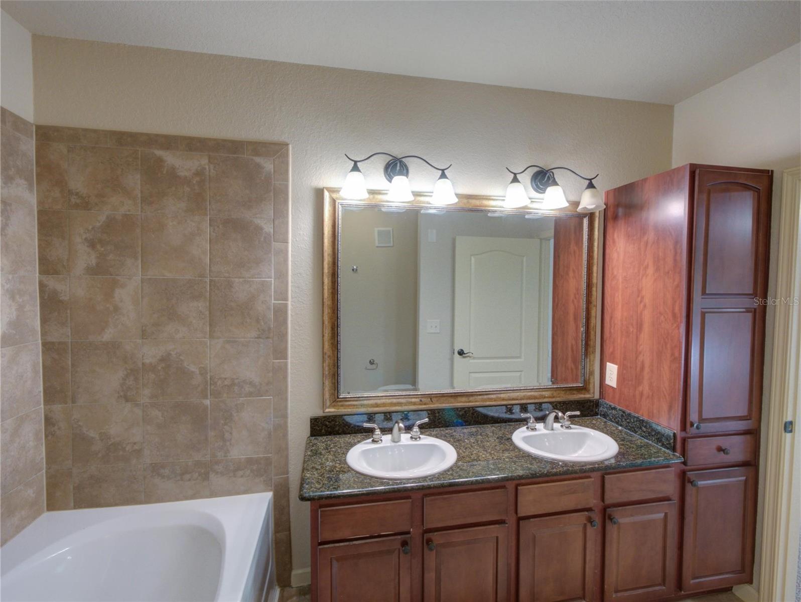 Image 13 of 43 For 904 Charo Parkway 514