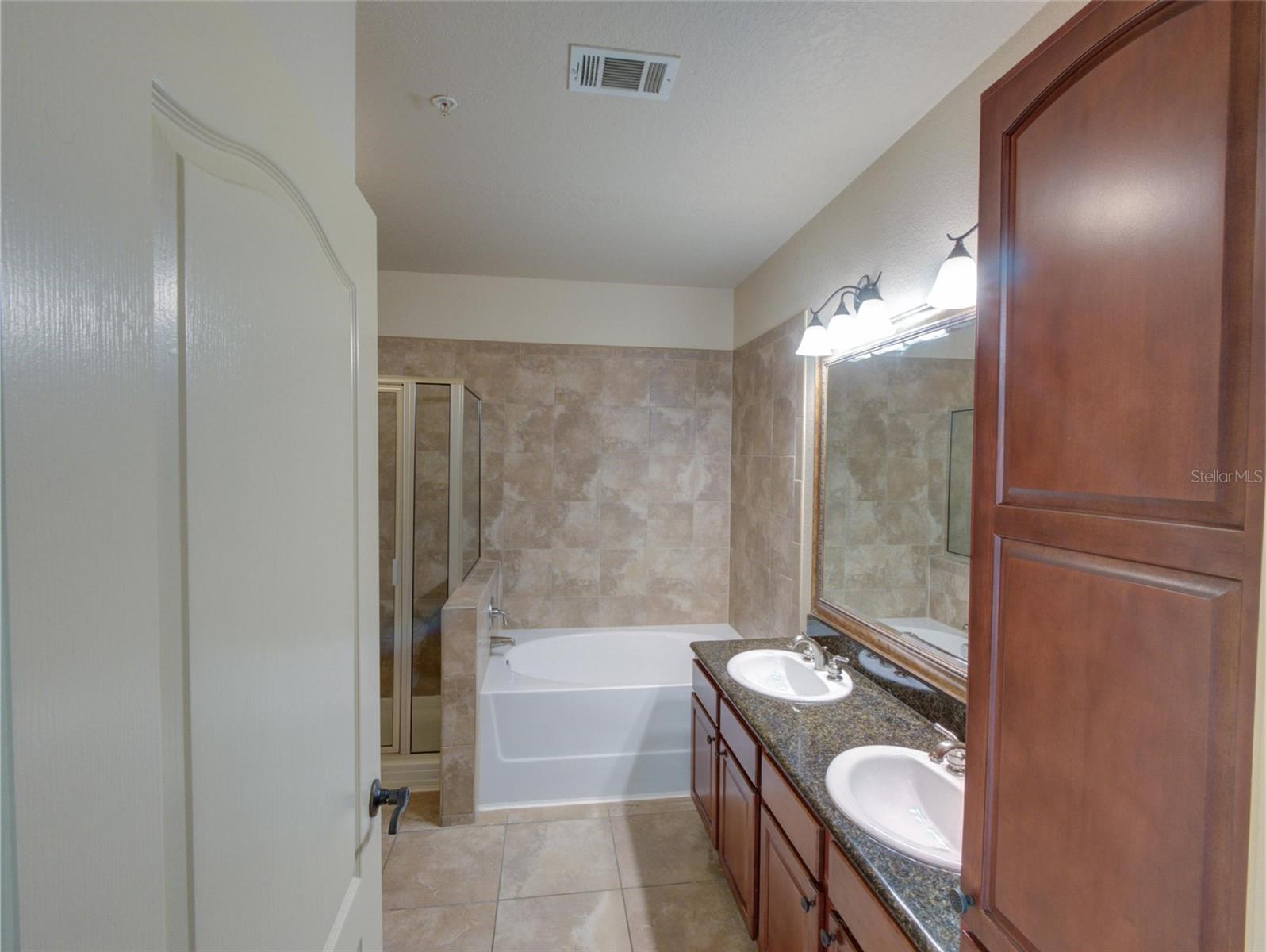 Image 15 of 43 For 904 Charo Parkway 514