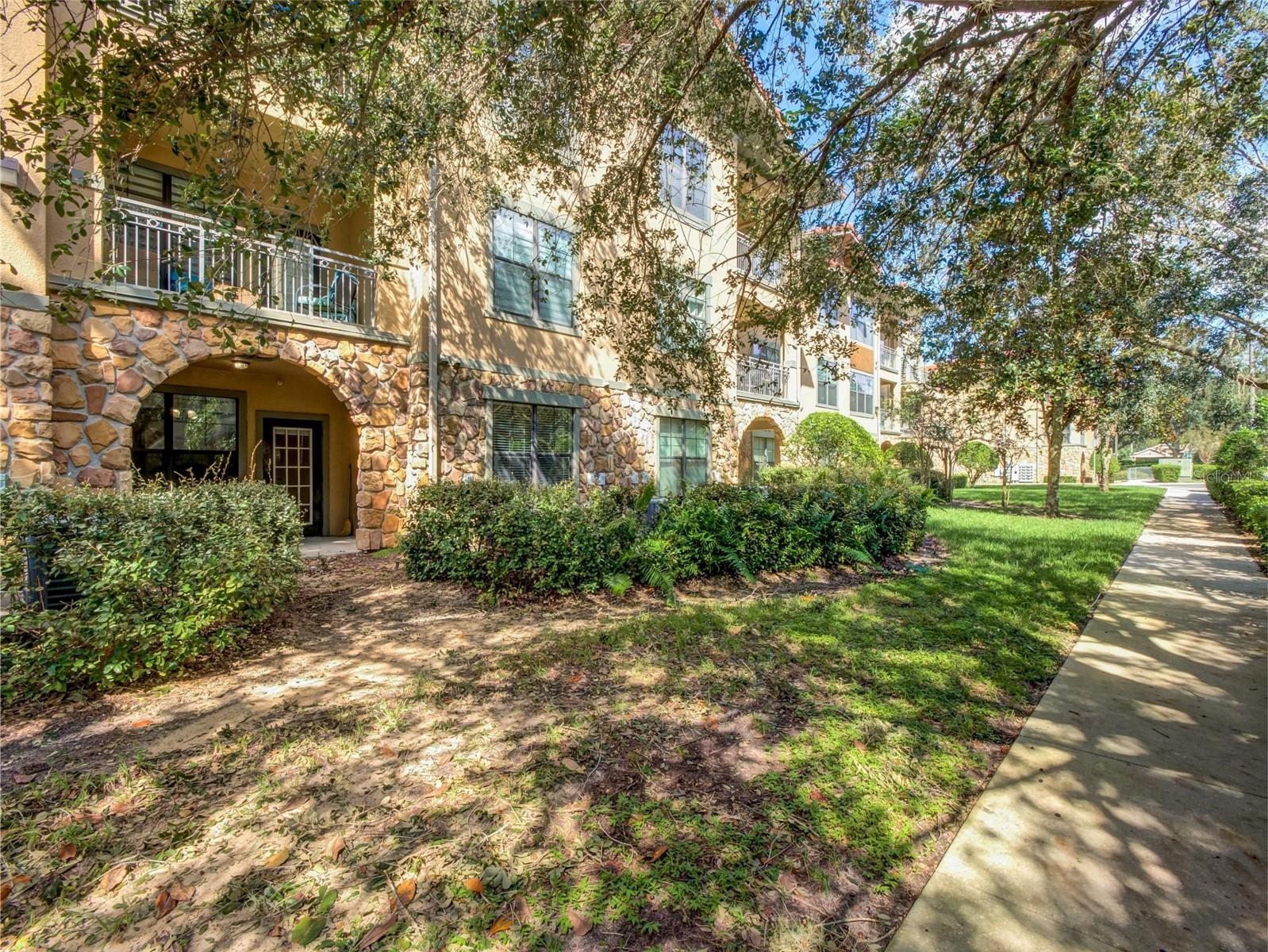 Image 24 of 43 For 904 Charo Parkway 514