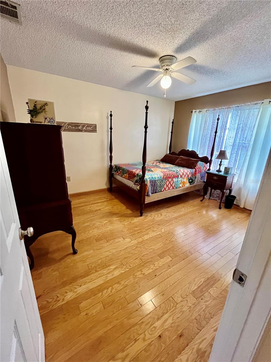 Image 15 of 18 For 9120 Queen Elizabeth Court