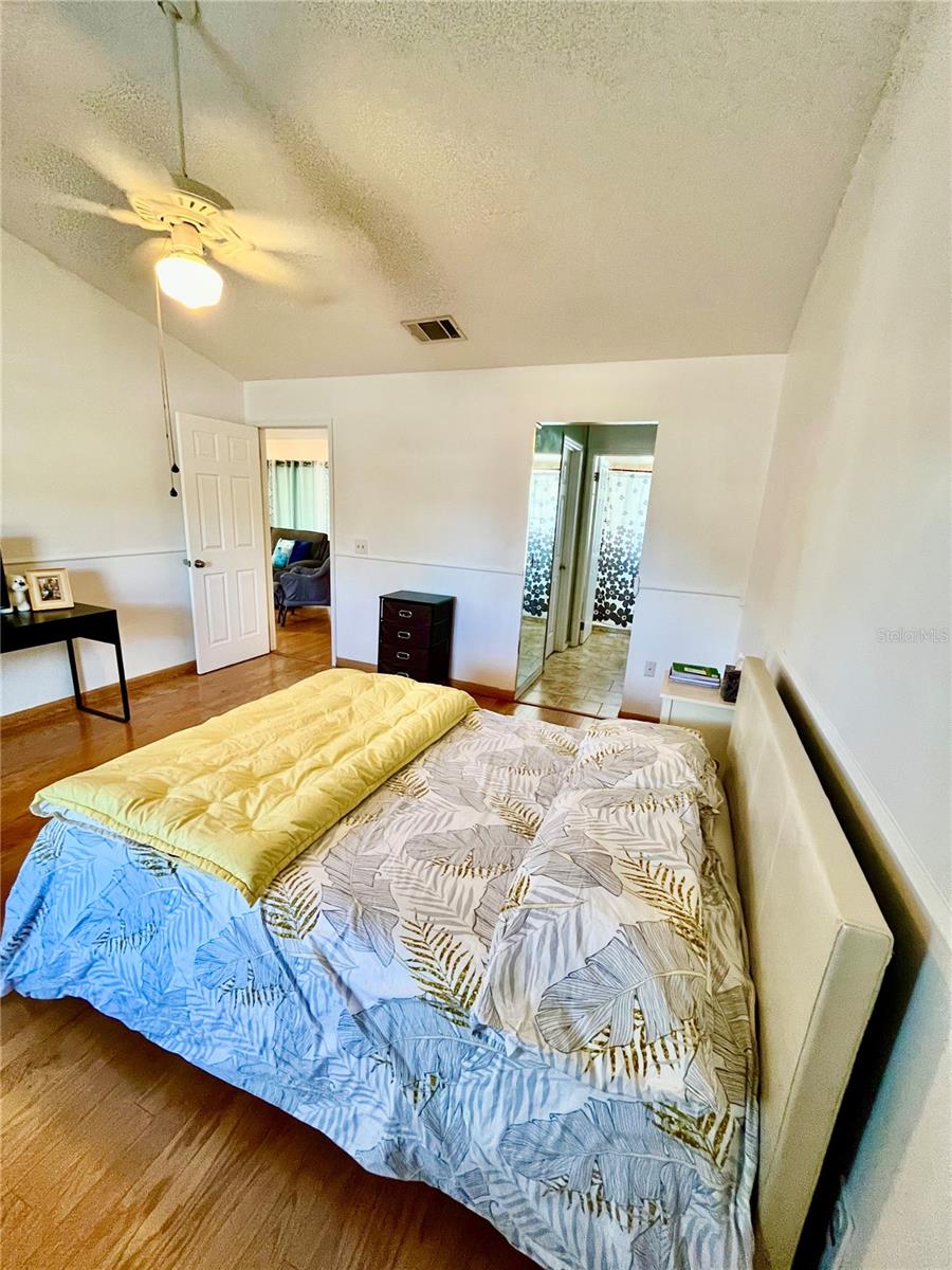 Image 9 of 18 For 9120 Queen Elizabeth Court