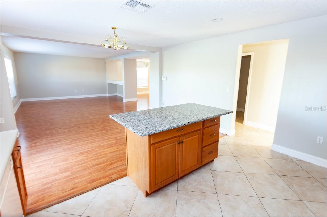 Image 11 of 25 For 12827 Oulton Circle