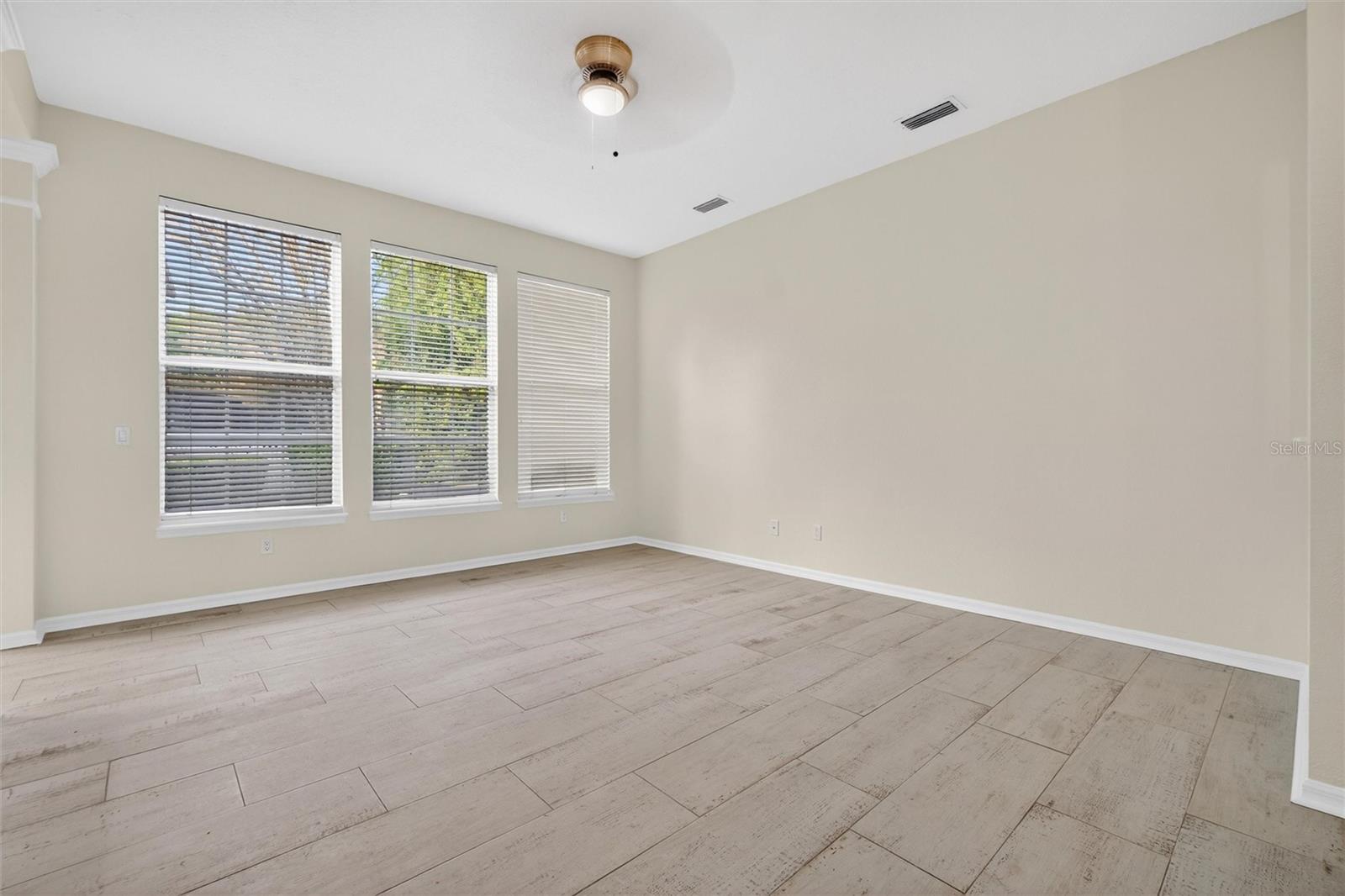 Image 10 of 63 For 105 Grace Avenue