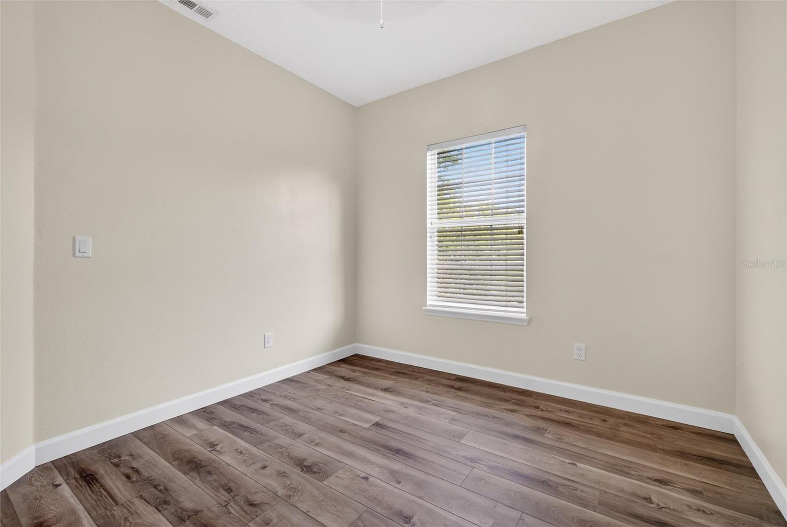 Image 25 of 63 For 105 Grace Avenue