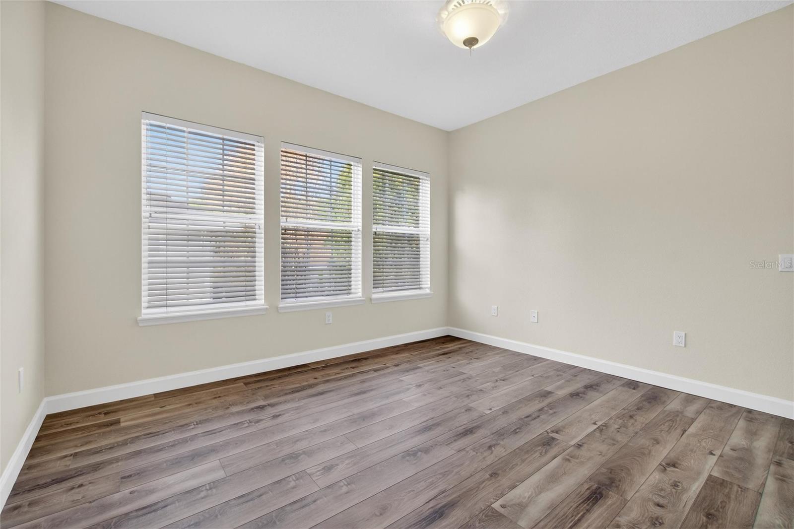 Image 32 of 63 For 105 Grace Avenue