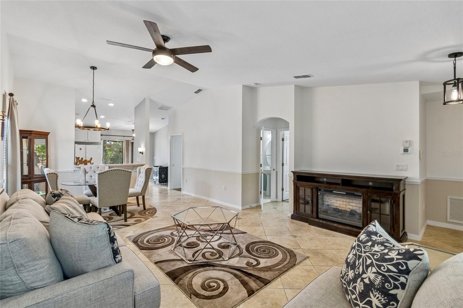 Image 5 of 41 For 213 Grand Canal Dr