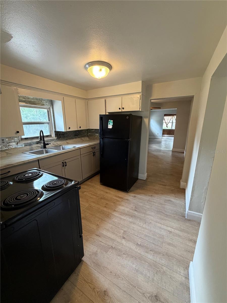 Listing photo id 10 for 443 Mcfall Avenue