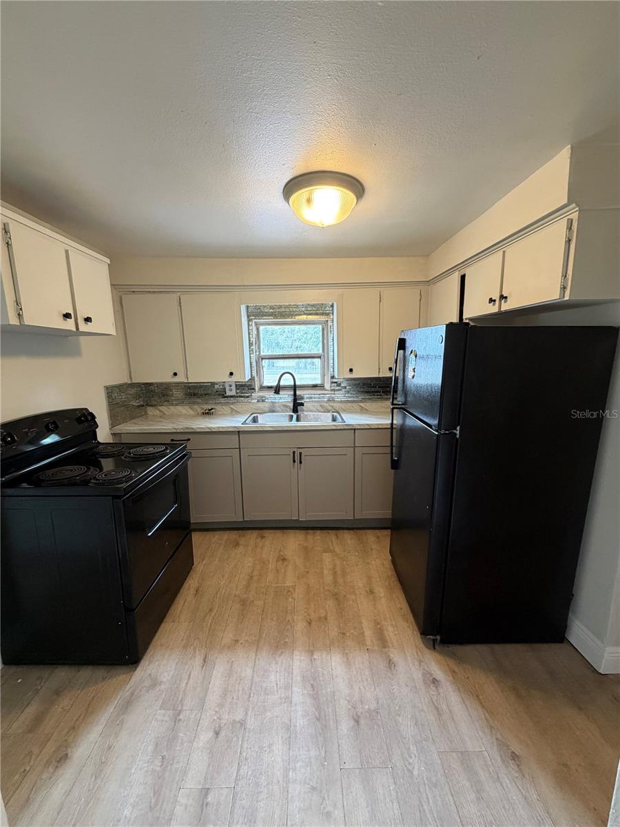 Listing photo id 11 for 443 Mcfall Avenue