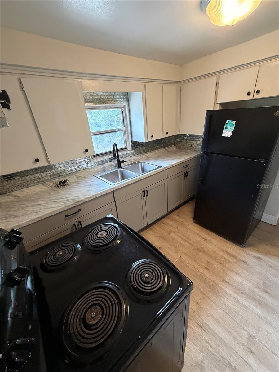 Listing photo id 12 for 443 Mcfall Avenue