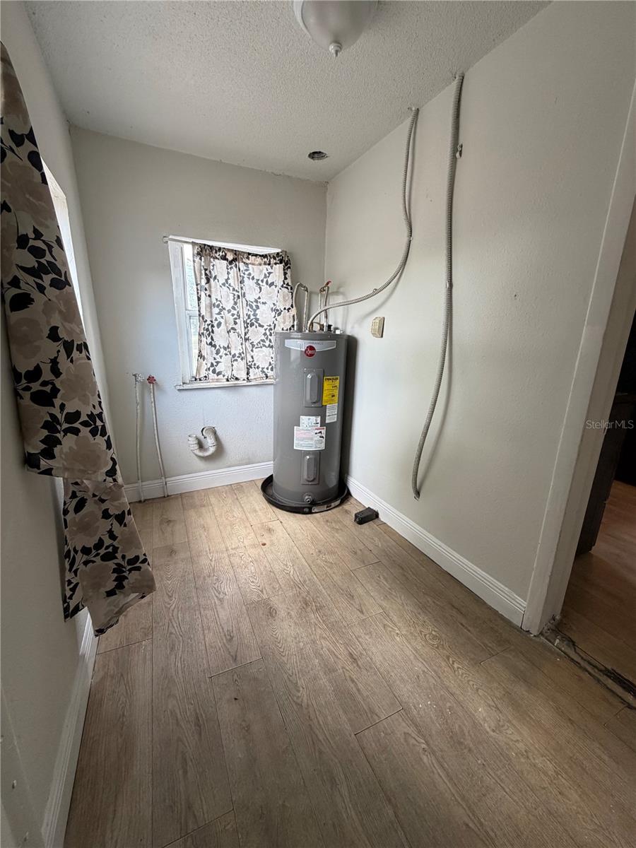 Listing photo id 13 for 443 Mcfall Avenue