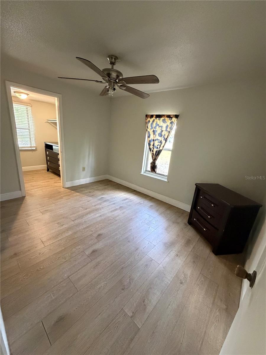 Listing photo id 15 for 443 Mcfall Avenue