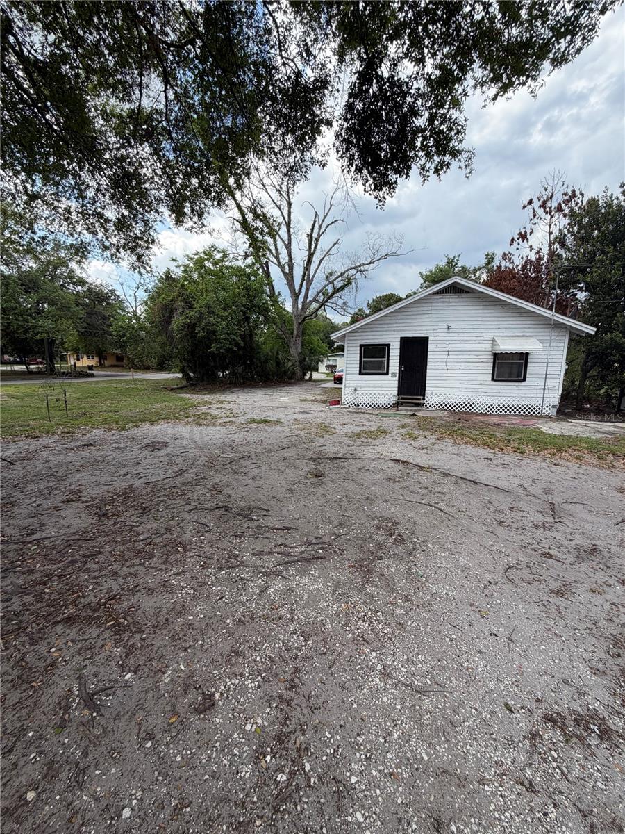 Listing photo id 27 for 443 Mcfall Avenue