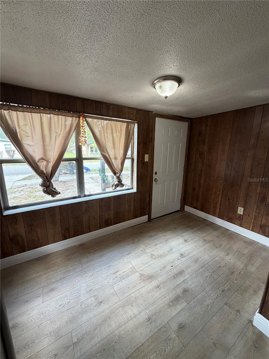 Listing photo id 2 for 443 Mcfall Avenue