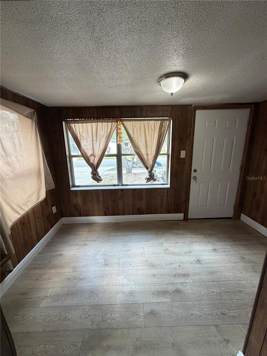 Listing photo id 3 for 443 Mcfall Avenue