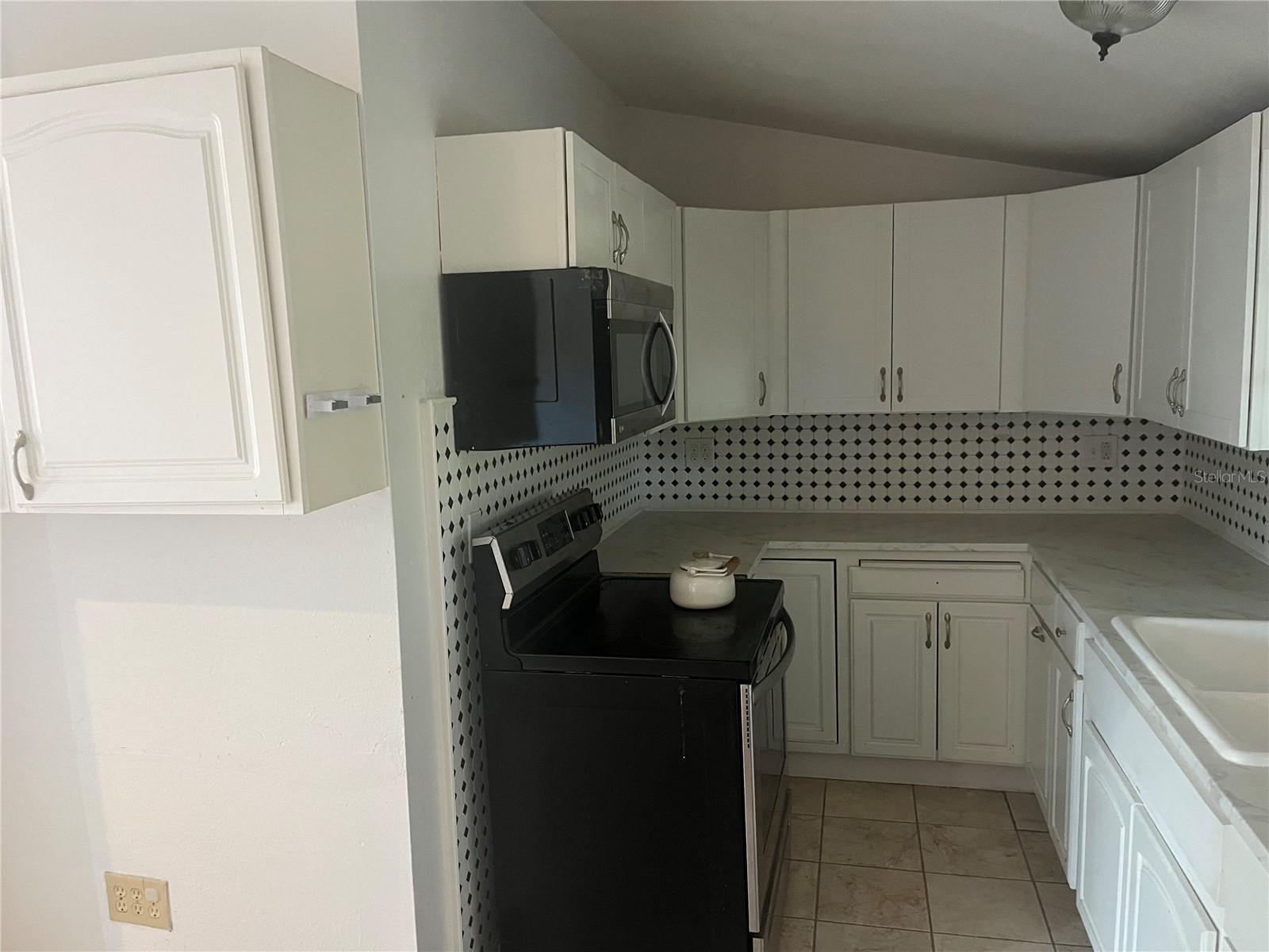 Image 17 of 35 For 142 Winston Avenue