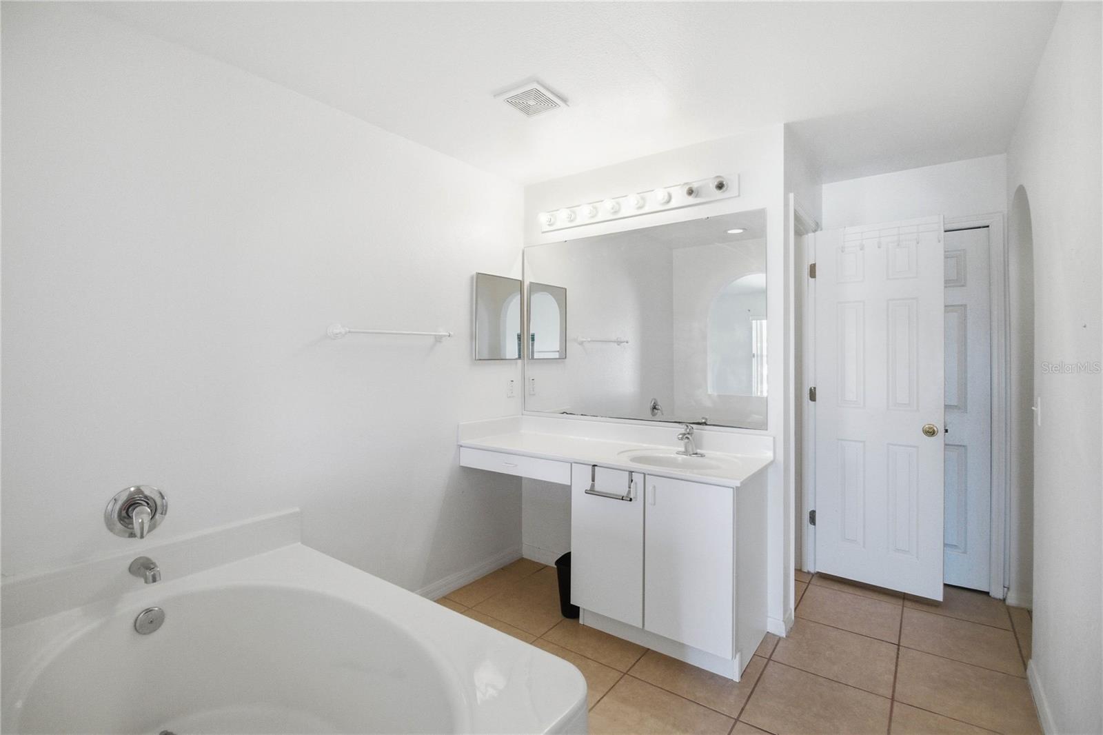 Image 24 of 38 For 206 Taranto Way