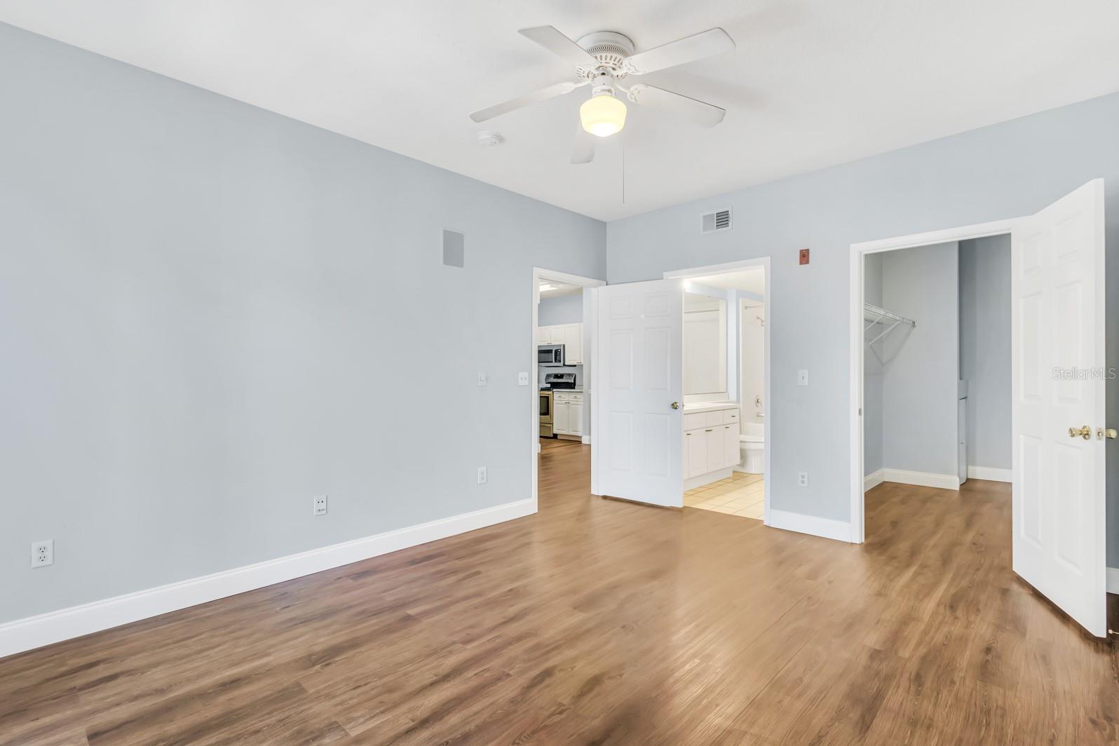 Image 34 of 59 For 14304 Fredricksburg Drive 402