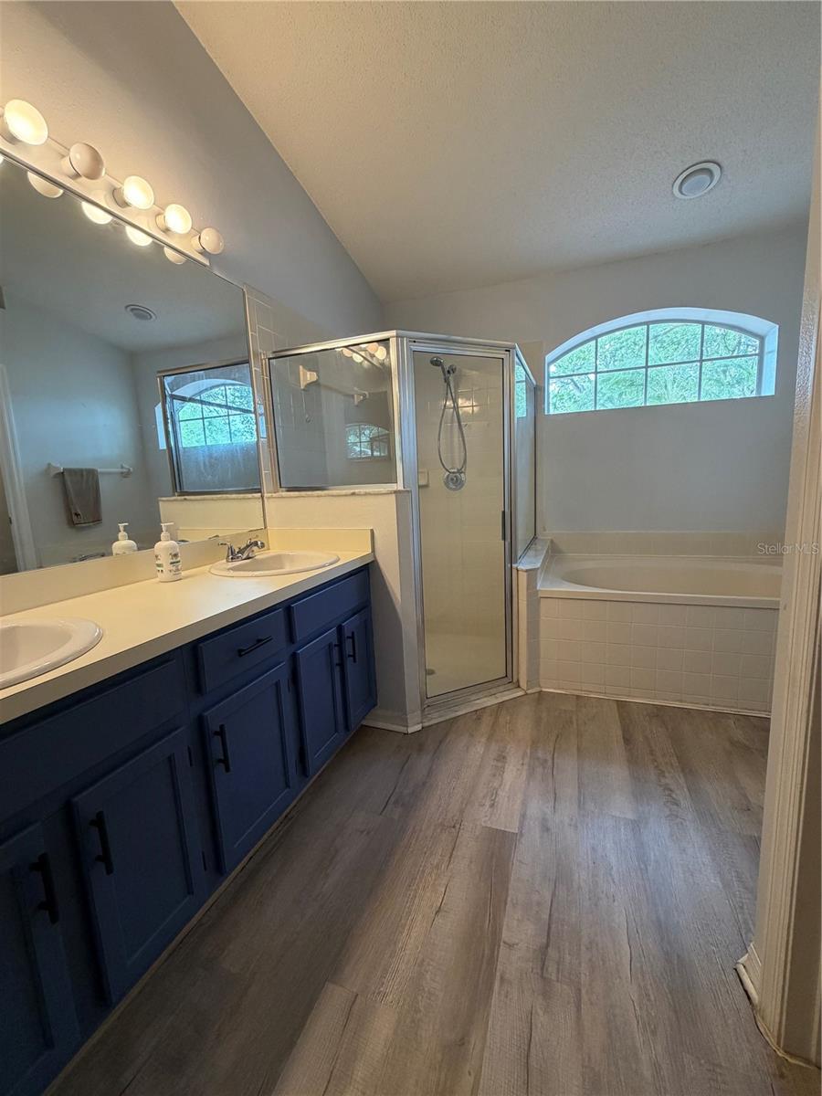 Image 18 of 28 For 9508 Glenpointe Drive