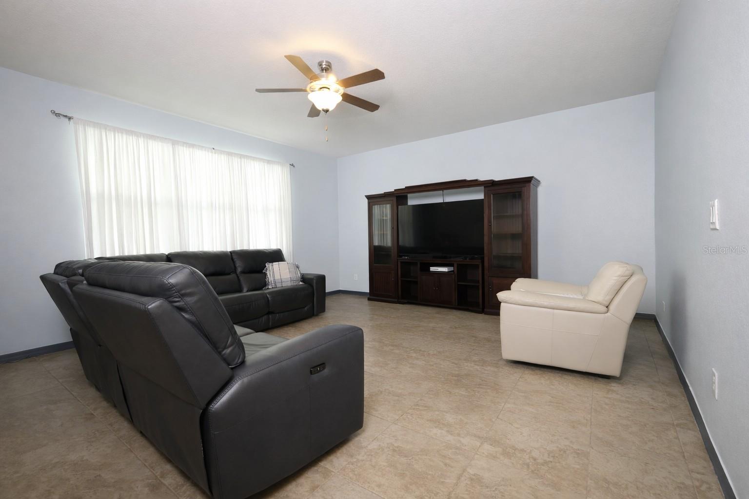 Listing photo id 8 for 2317 Avellino Avenue