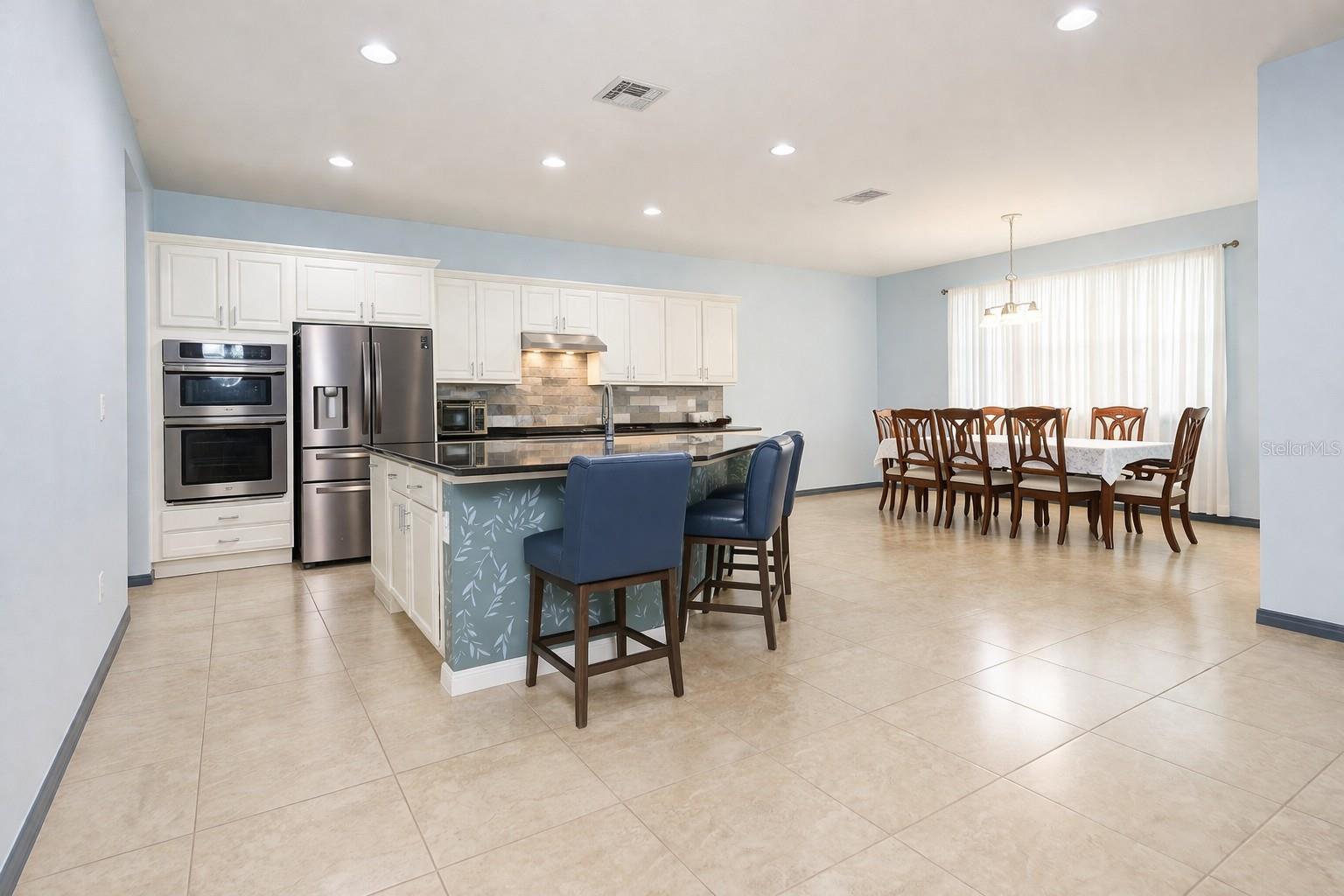 Listing photo id 9 for 2317 Avellino Avenue