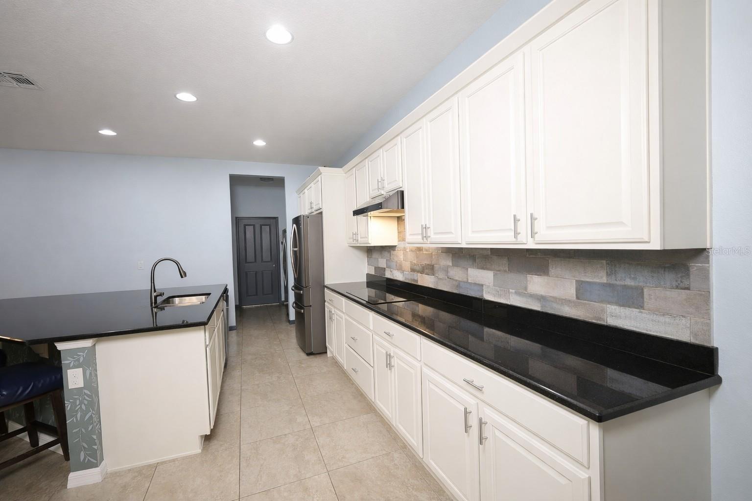 Listing photo id 10 for 2317 Avellino Avenue