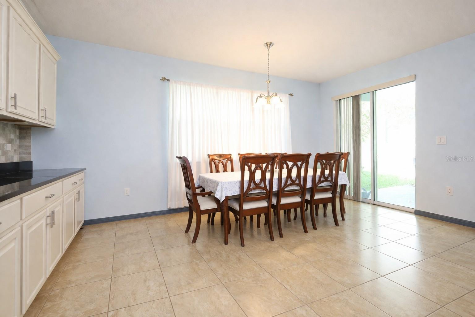 Listing photo id 11 for 2317 Avellino Avenue