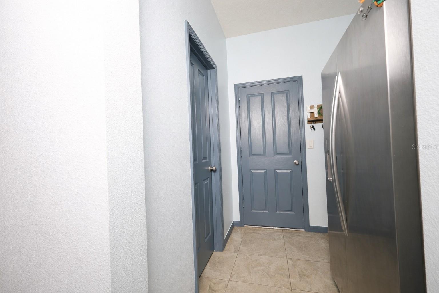 Listing photo id 12 for 2317 Avellino Avenue