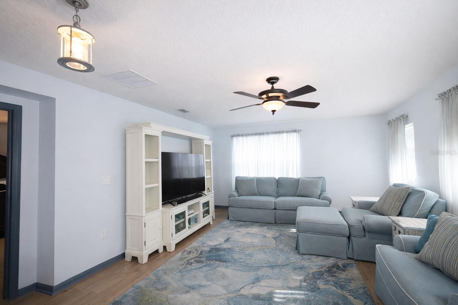 Listing photo id 13 for 2317 Avellino Avenue