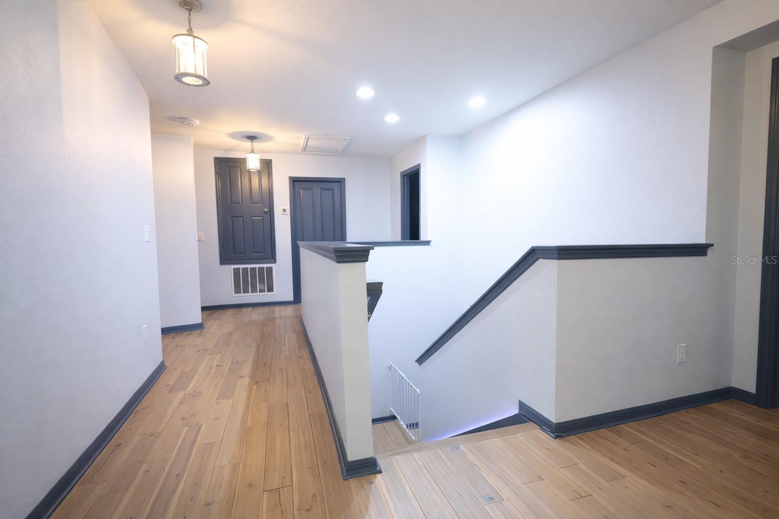 Listing photo id 16 for 2317 Avellino Avenue