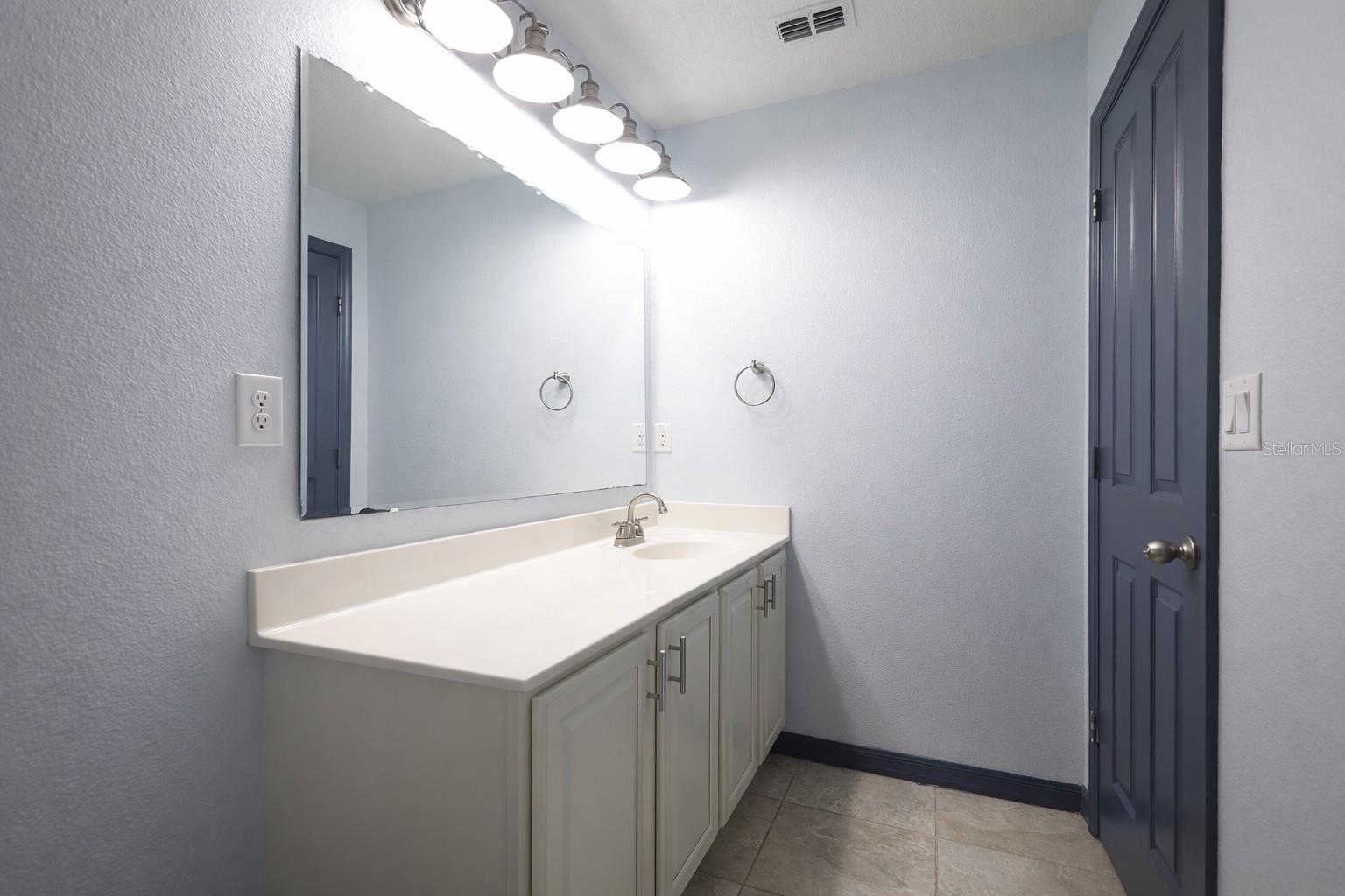 Listing photo id 21 for 2317 Avellino Avenue