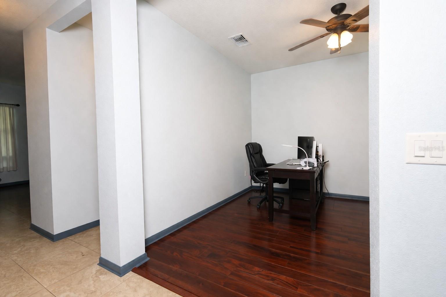 Listing photo id 1 for 2317 Avellino Avenue