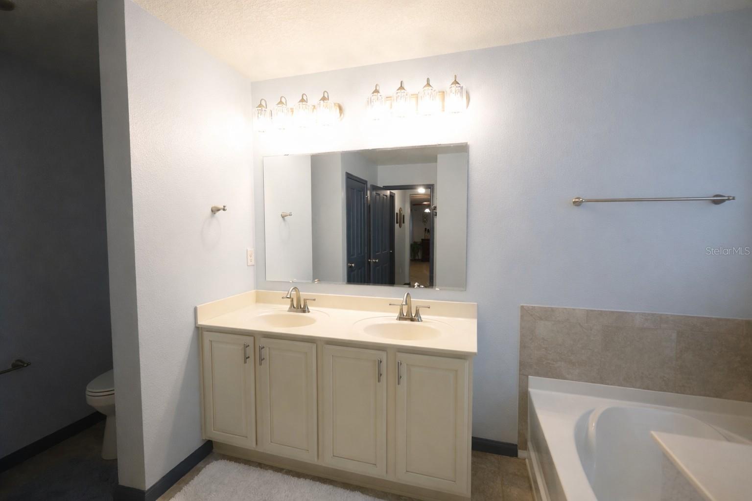 Listing photo id 32 for 2317 Avellino Avenue