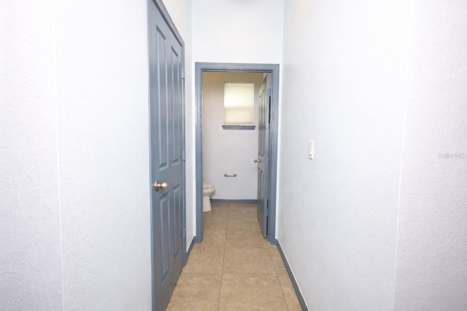 Listing photo id 3 for 2317 Avellino Avenue