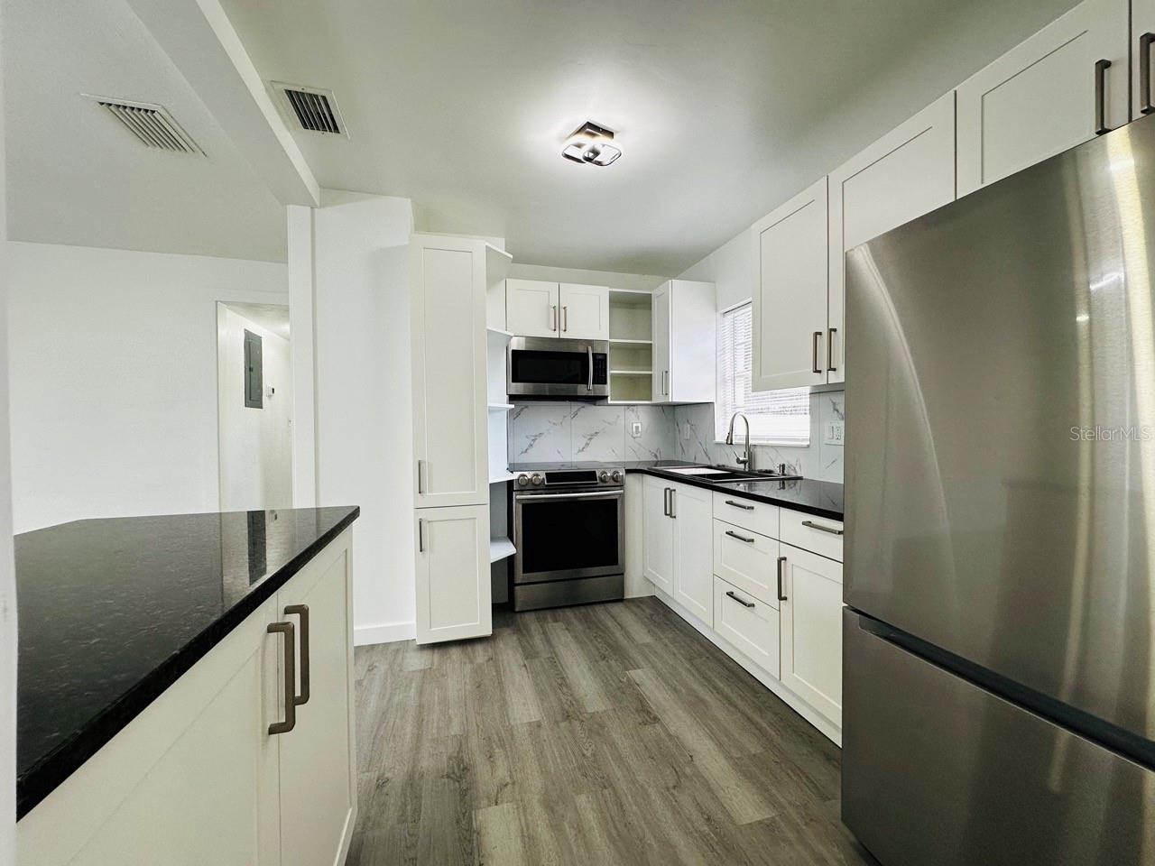 Image 7 of 37 For 136 Lynbrook Drive