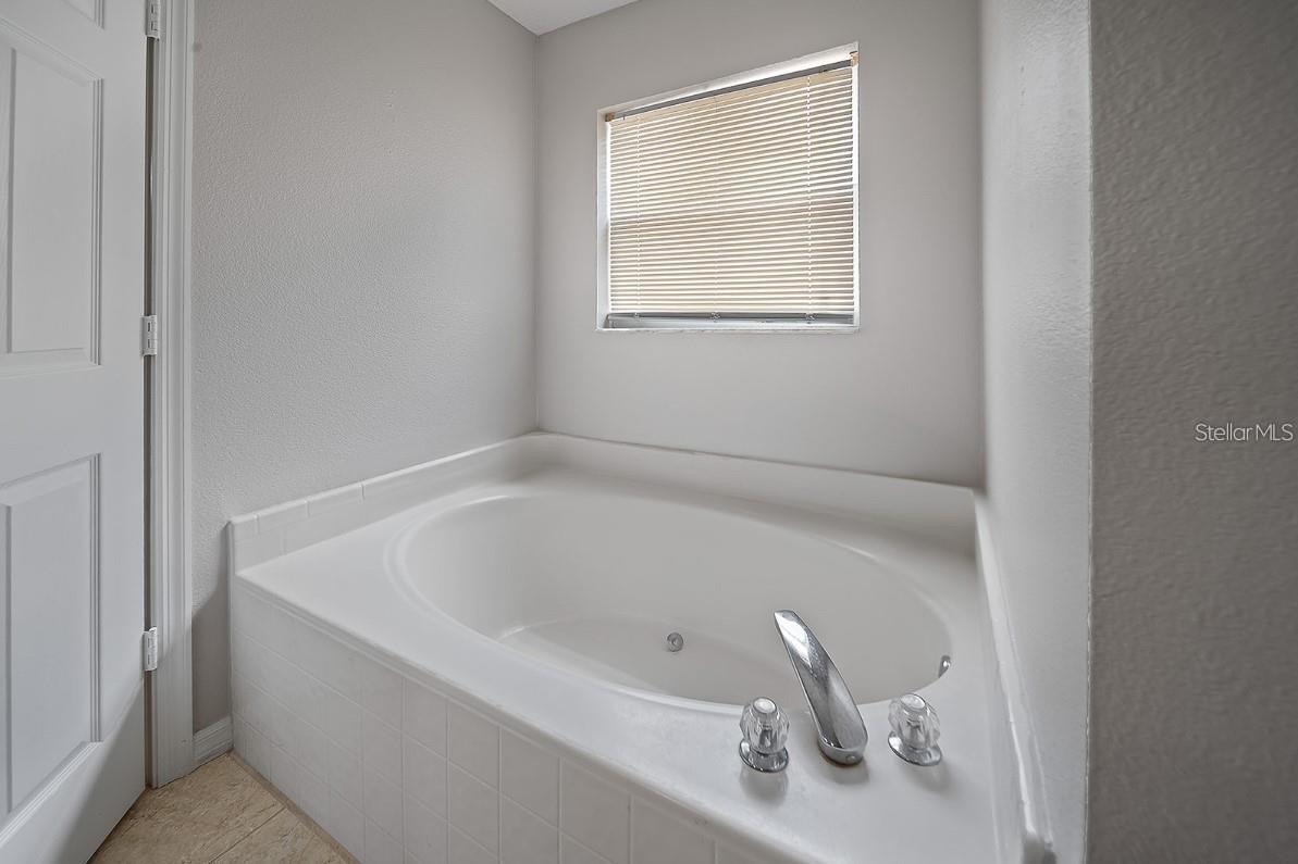 Image 28 of 28 For 3304 Amberley Park Circle