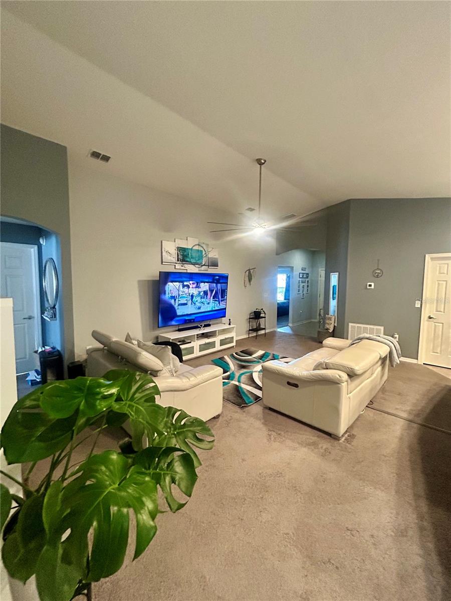 Image 10 of 27 For 336 St Georges Cir