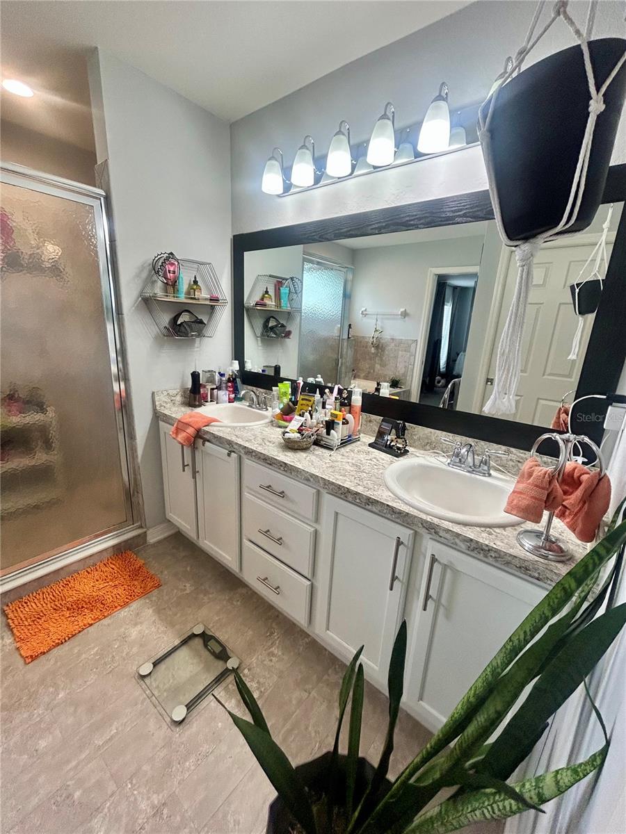 Image 14 of 27 For 336 St Georges Cir