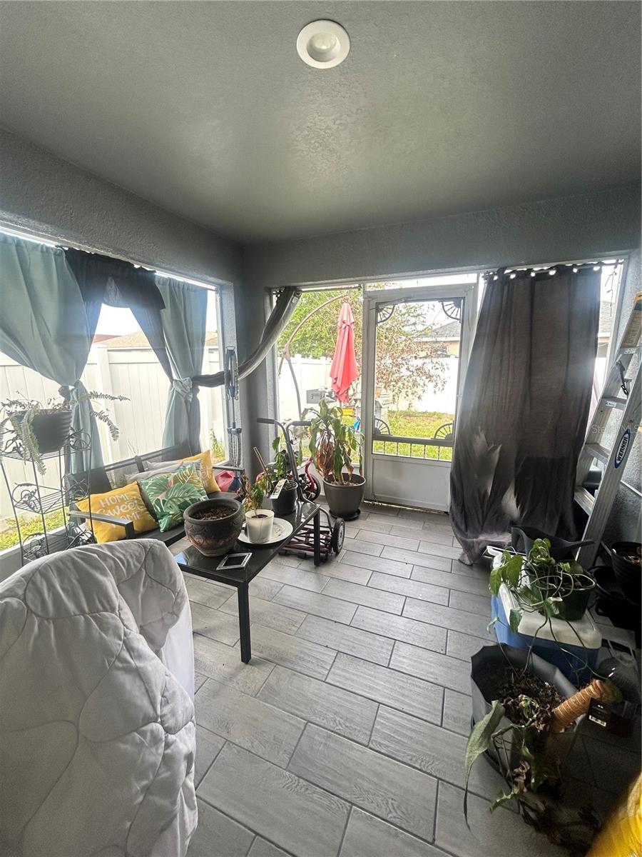 Image 21 of 27 For 336 St Georges Cir