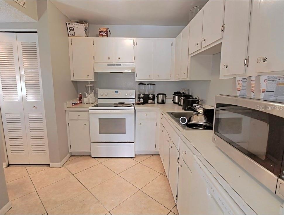 Image 3 of 9 For 5125 Picadilly Circus Court 3