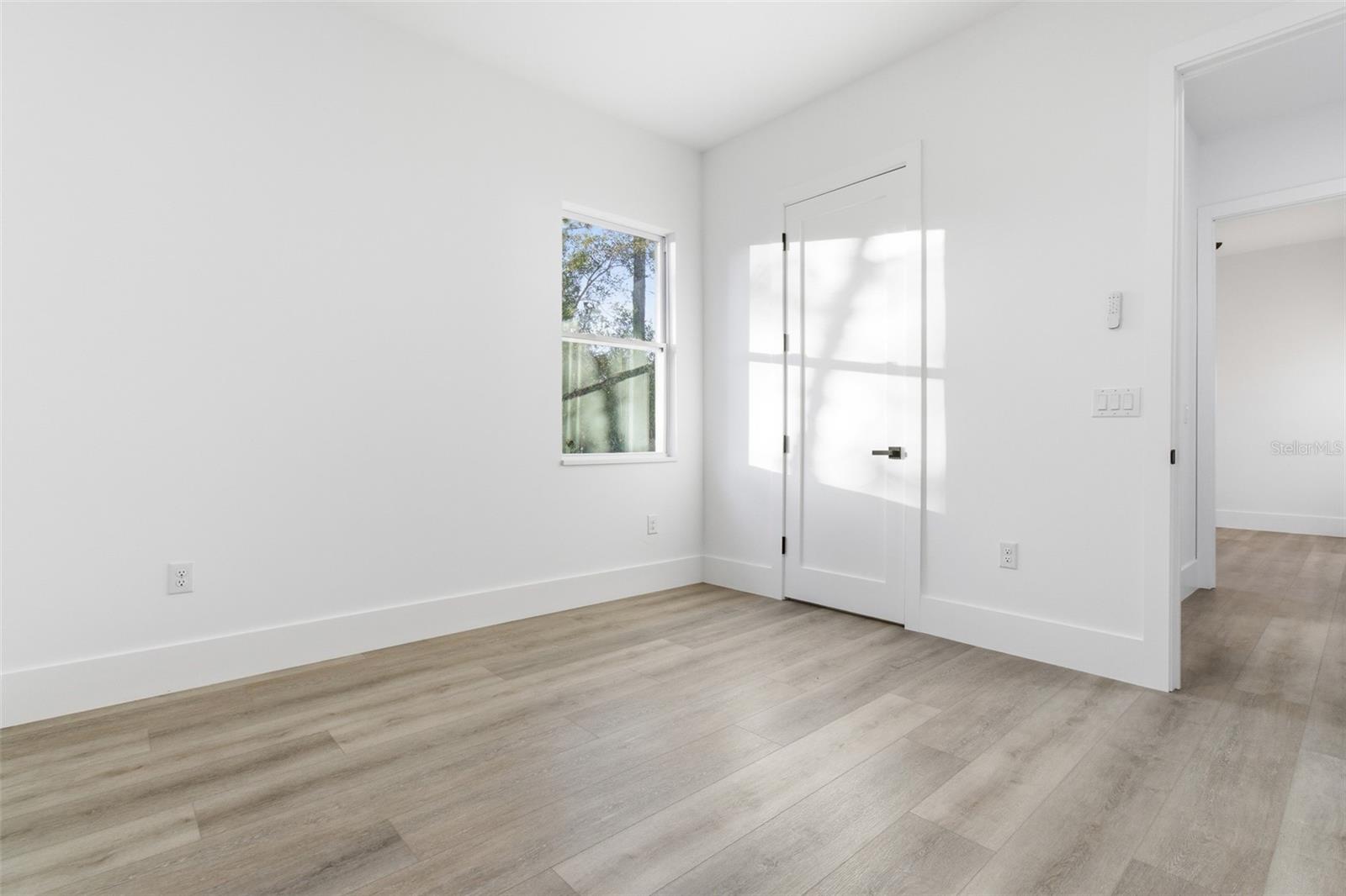 Image 21 of 25 For 3889 Hampshire Boulevard