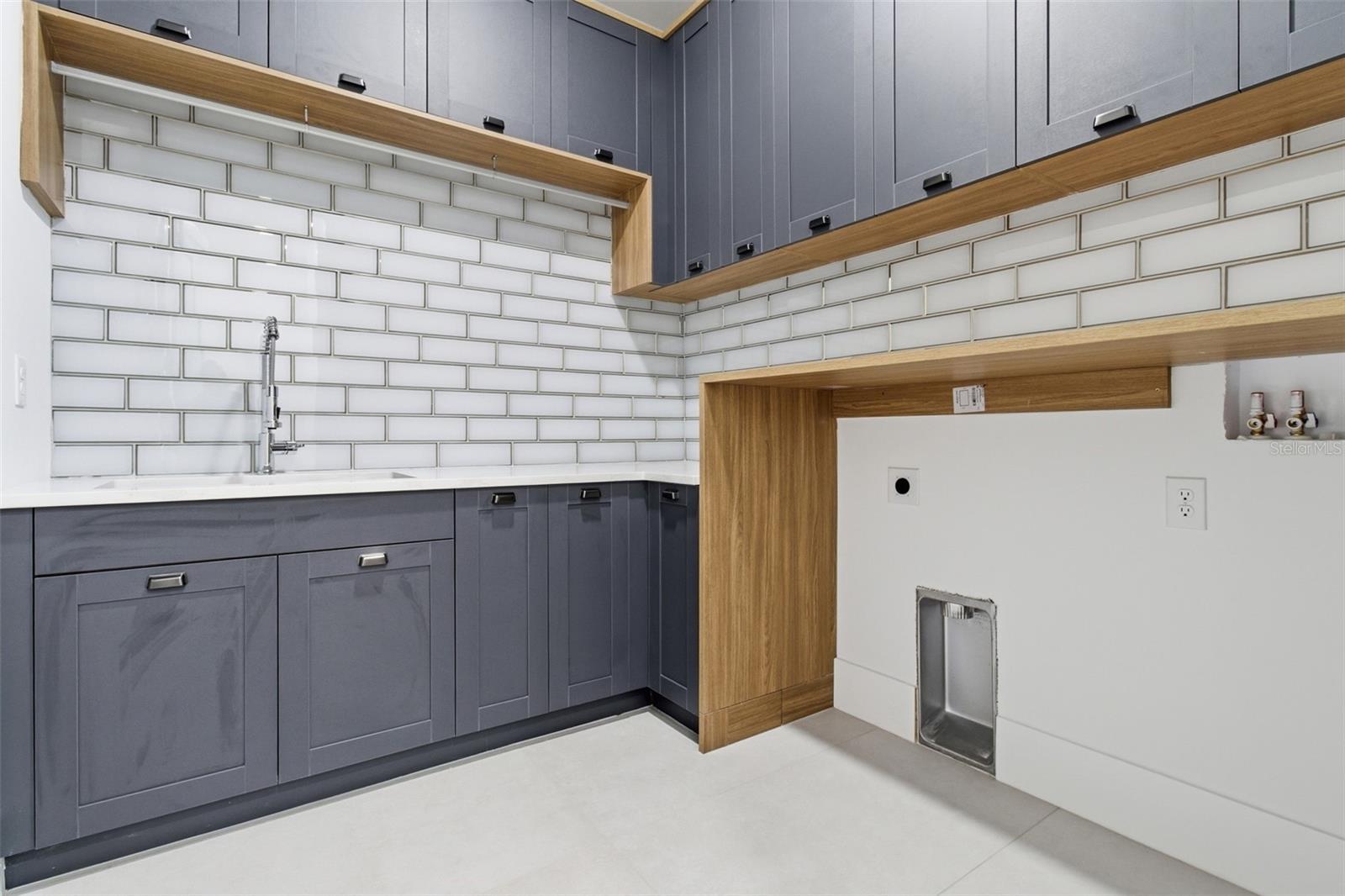 Listing photo id 24 for 3889 Hampshire Boulevard