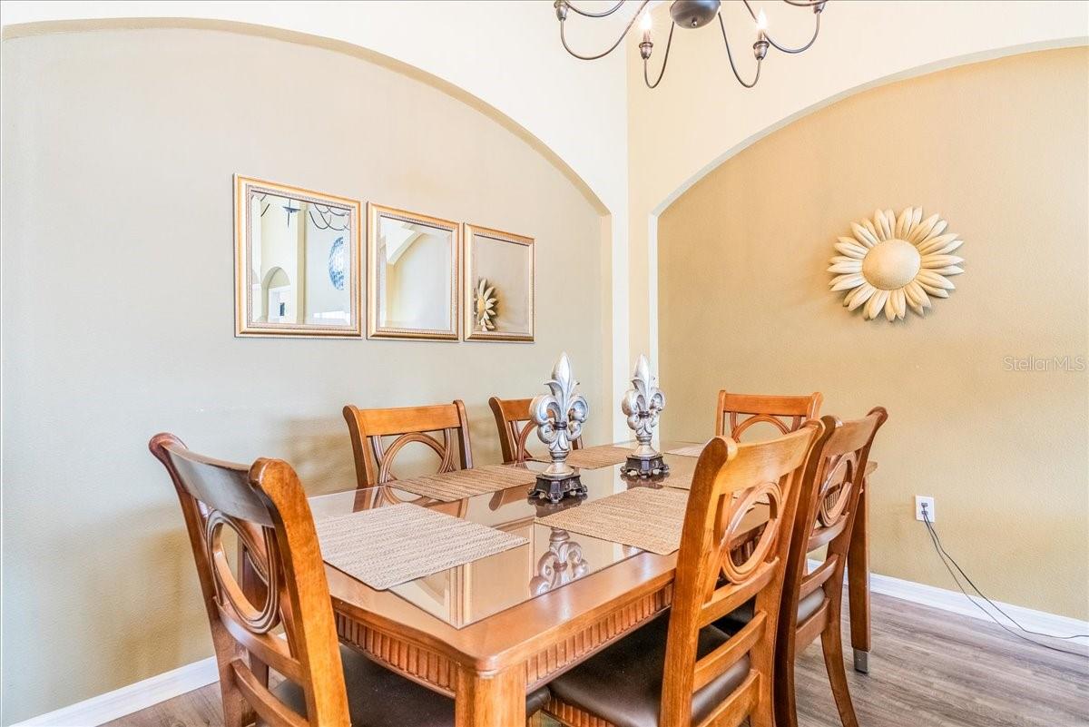 Image 16 of 49 For 628 Kensington Drive