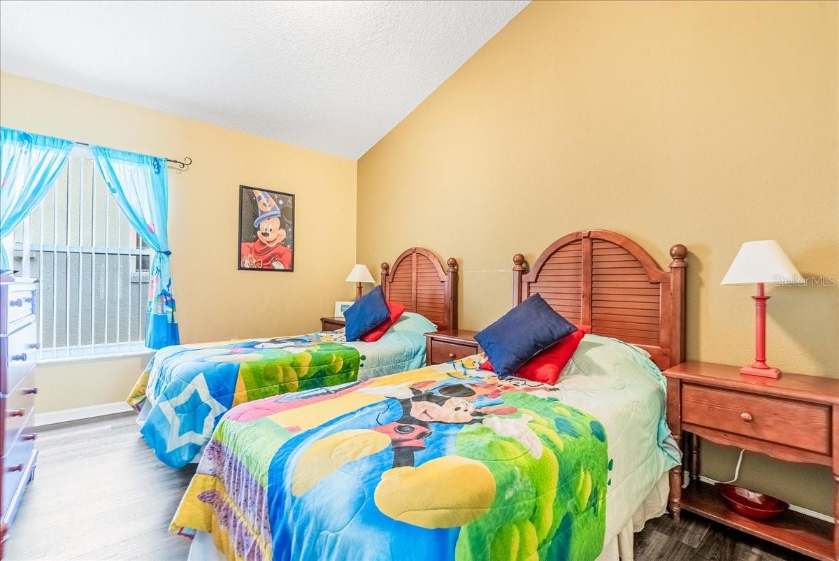 Image 18 of 49 For 628 Kensington Drive