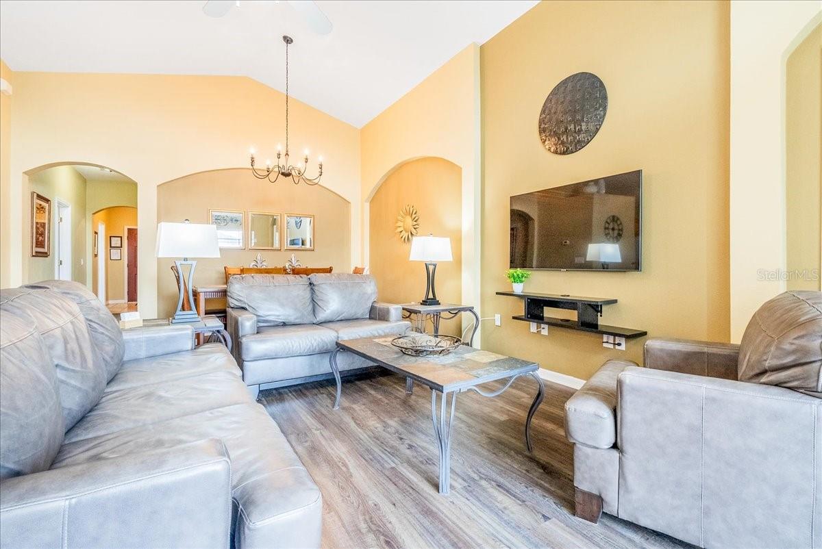 Image 27 of 49 For 628 Kensington Drive