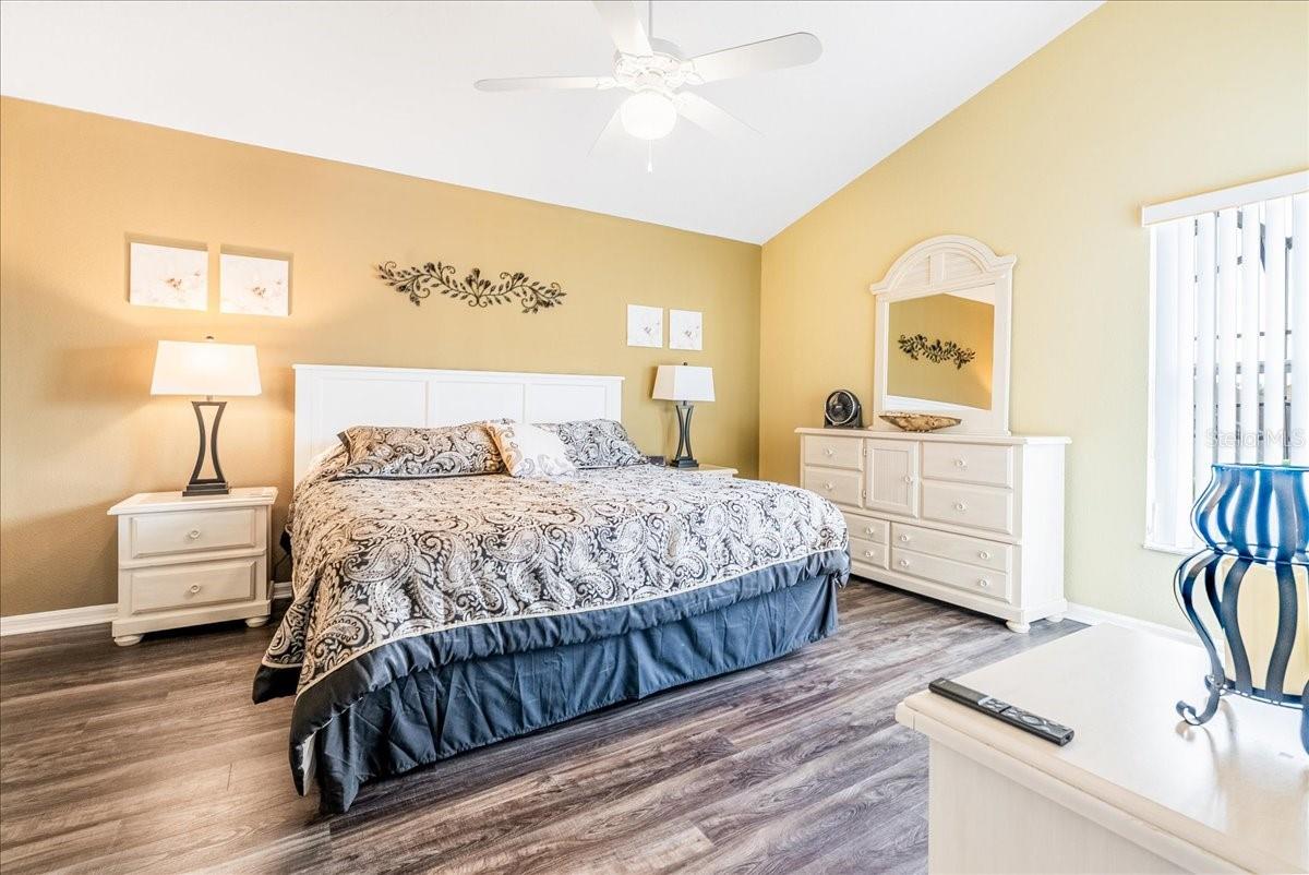 Image 5 of 49 For 628 Kensington Drive