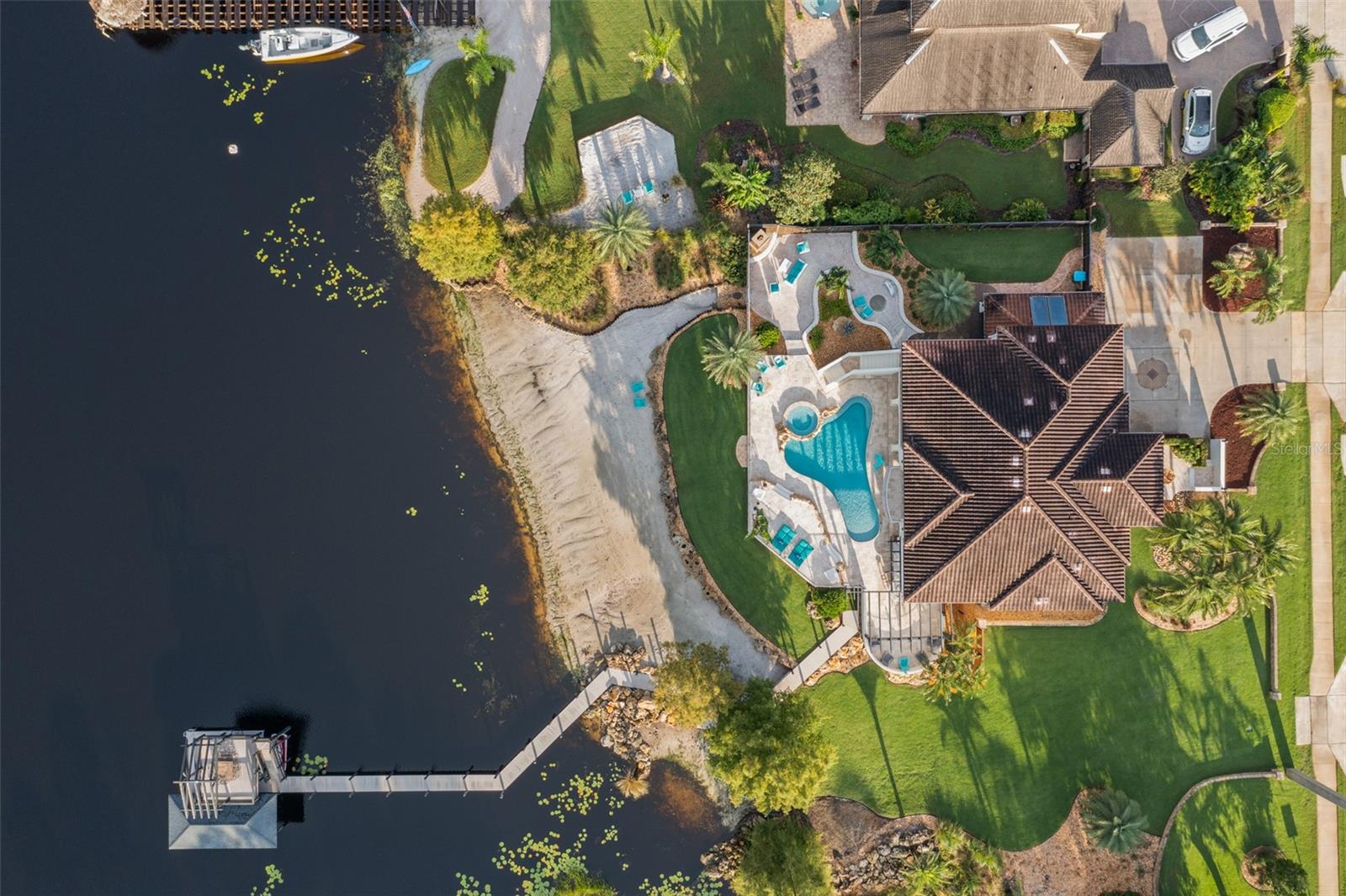 Listing photo id 8 for 2624 Howland Boulevard