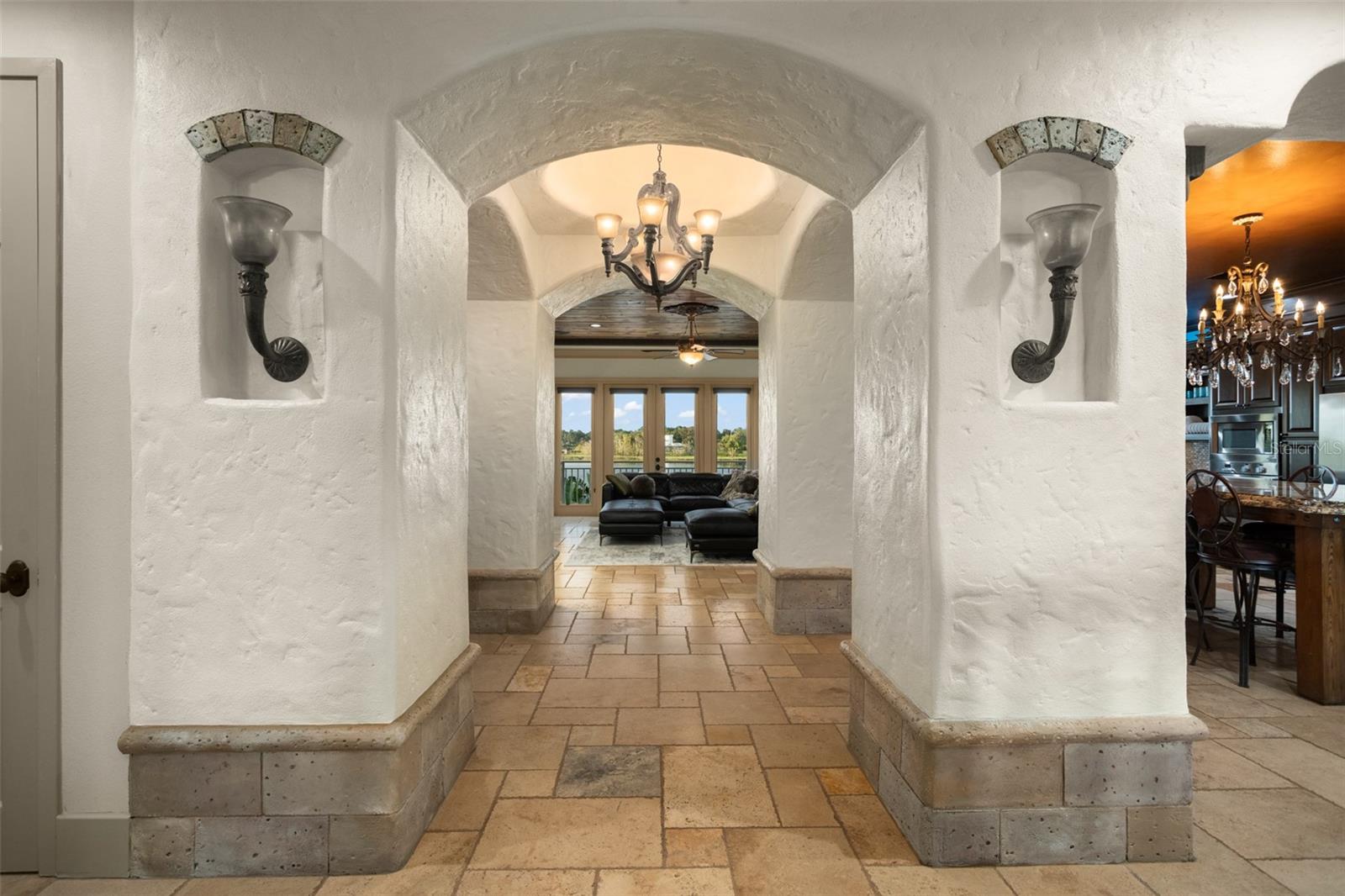 Listing photo id 17 for 2624 Howland Boulevard